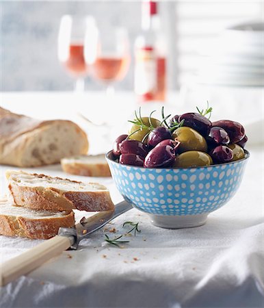 simsearch:659-08902404,k - Kalamata olives and green olives with bread and rose wine on a laid table Foto de stock - Sin royalties Premium, Código: 659-08905033