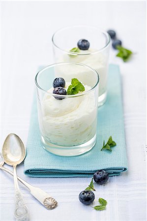 simsearch:824-07586323,k - Vanilla cream with blueberries and mint Stockbilder - Premium RF Lizenzfrei, Bildnummer: 659-08905045