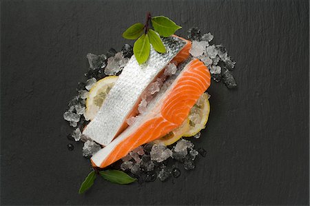 Sea trout fillet on ice cubes and lemon slices Stock Photo - Premium Royalty-Free, Code: 659-08905041