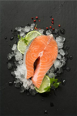 simsearch:6102-08384425,k - Fresh salmon steak on crushed ice and lime slices Foto de stock - Sin royalties Premium, Código: 659-08905043