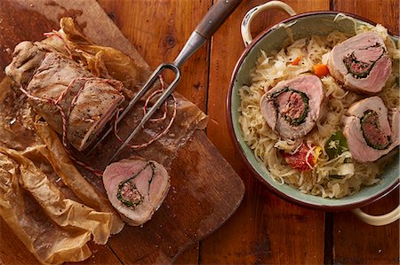 simsearch:659-08904508,k - Stuffed pork fillet on a white cabbage medley Foto de stock - Sin royalties Premium, Código: 659-08905078