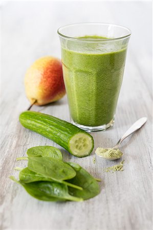 A green smoothie with cucumber, spinach, pear and wheatgrass Stock Photo - Premium Royalty-Free, Code: 659-08905099