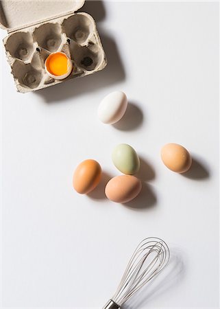 eggbox - Fresh chicken eggs next to an egg box with a cracked open egg Photographie de stock - Premium Libres de Droits, Code: 659-08905114