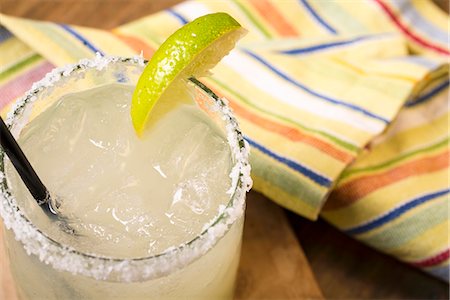simsearch:659-08896969,k - Margarita in a glass with a slice of lime and a salt-coated rim Foto de stock - Sin royalties Premium, Código: 659-08905132