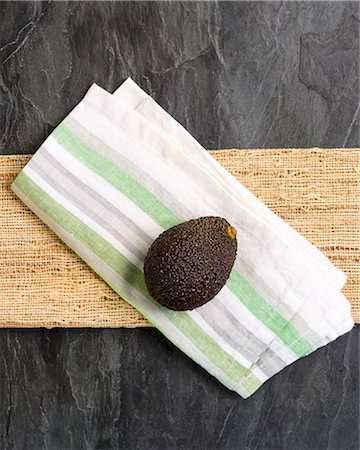 simsearch:659-07068969,k - A whole avocado on a fabric napkin (seen from above) Photographie de stock - Premium Libres de Droits, Code: 659-08905140