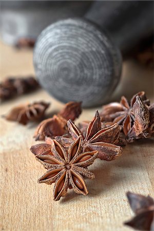 simsearch:659-08905113,k - Star anise and a pestle Stock Photo - Premium Royalty-Free, Code: 659-08905154