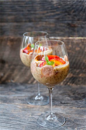 simsearch:659-08905406,k - Chia pudding with bananas and nectarines in stemmed glasses Photographie de stock - Premium Libres de Droits, Code: 659-08905152