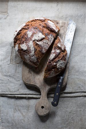 A loaf country bread on a wooden board Foto de stock - Sin royalties Premium, Código: 659-08905195