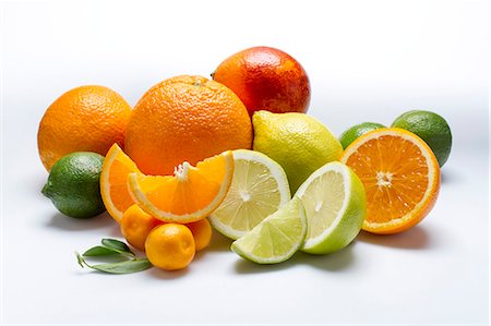 fruit and white background - An arrangement of citrus fruits on a white surface Photographie de stock - Premium Libres de Droits, Code: 659-08905227