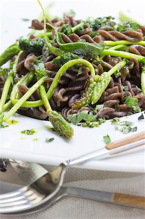 spirelli - Wholemeal vegan fusilli with fried sage and wild asparagus Stock Photo - Premium Royalty-Free, Code: 659-08905220