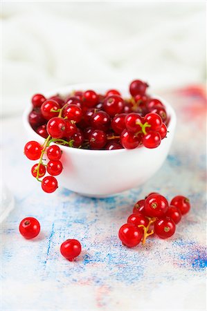 simsearch:659-07597495,k - A bowl of redcurrants Stock Photo - Premium Royalty-Free, Code: 659-08905222
