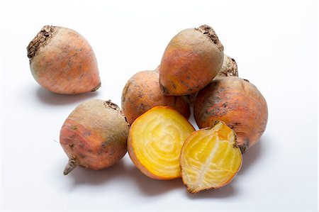 simsearch:659-08905227,k - Golden beets on a white surface Foto de stock - Sin royalties Premium, Código: 659-08905236