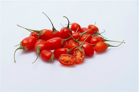 simsearch:659-06902355,k - A pile of fresh goji berries on a white surface Stockbilder - Premium RF Lizenzfrei, Bildnummer: 659-08905249