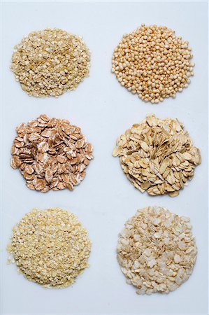 Six piles of various grains on a white surface Photographie de stock - Premium Libres de Droits, Code: 659-08905241