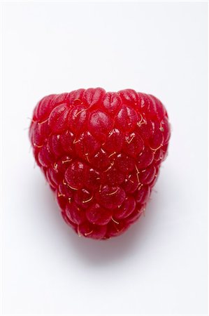 fruit and white background - A raspberry on a white surface Photographie de stock - Premium Libres de Droits, Code: 659-08905255