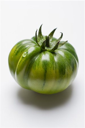 simsearch:659-07028412,k - A green tomato on a white surface Photographie de stock - Premium Libres de Droits, Code: 659-08905251