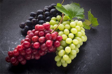 simsearch:659-08905227,k - Black, red and green grapes on a black surface Foto de stock - Sin royalties Premium, Código: 659-08905265