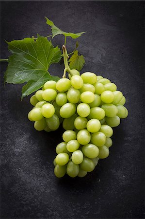 simsearch:659-06188051,k - Green grapes on a black surface Photographie de stock - Premium Libres de Droits, Code: 659-08905262