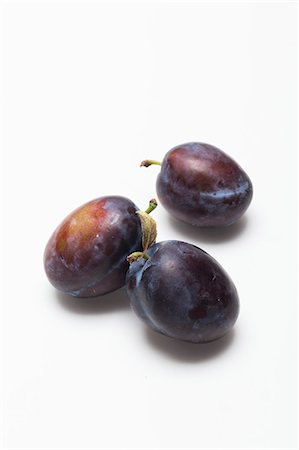 prunus domestica - Three damsons on a white surface Photographie de stock - Premium Libres de Droits, Code: 659-08905270