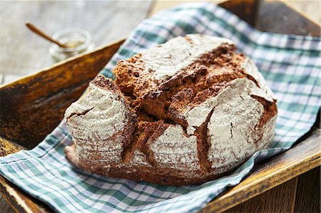 simsearch:659-08905164,k - Rustic country bread on a checked napkin Photographie de stock - Premium Libres de Droits, Code: 659-08905284
