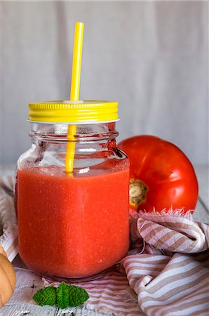 simsearch:659-07068552,k - Cold tomato soup in a screw-top jar with a lid and a straw Foto de stock - Sin royalties Premium, Código: 659-08905281
