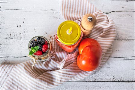 simsearch:659-07068552,k - Cold tomato soup in a jar next to muesli with a jar of berries (seen from above) Photographie de stock - Premium Libres de Droits, Code: 659-08905282