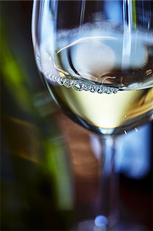 simsearch:659-07958983,k - A glass of white wine (close-up) Foto de stock - Sin royalties Premium, Código: 659-08905290