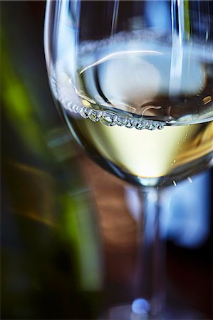 simsearch:659-08905395,k - A glass of white wine (close-up) Photographie de stock - Premium Libres de Droits, Code: 659-08905290