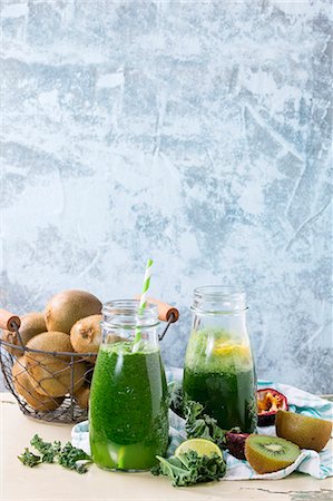 Green smoothie with kale, kiwi, lime and passionfruit Photographie de stock - Premium Libres de Droits, Code: 659-08905315