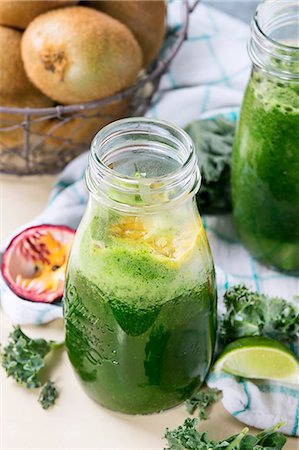 simsearch:649-08422901,k - Green smoothie with kale, kiwi, lime and passionfruit Foto de stock - Sin royalties Premium, Código: 659-08905316