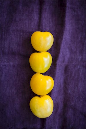 simsearch:659-06151734,k - Four yellow tomatoes on a violet cloth Photographie de stock - Premium Libres de Droits, Code: 659-08905319