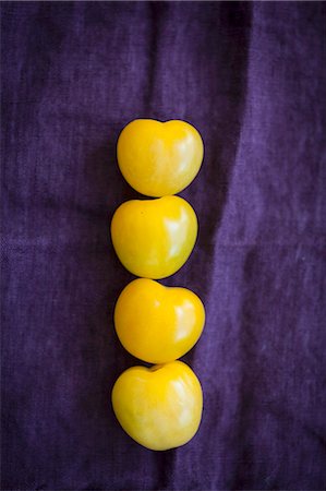 simsearch:659-06152173,k - Four yellow tomatoes on a violet cloth Photographie de stock - Premium Libres de Droits, Code: 659-08905319