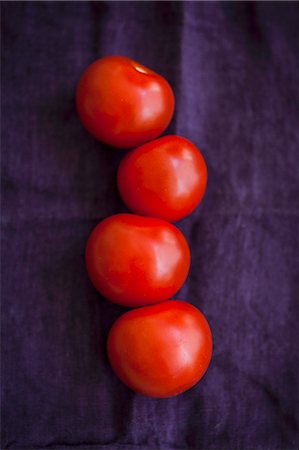 simsearch:859-06469967,k - Four red tomatoes on a violet cloth Photographie de stock - Premium Libres de Droits, Code: 659-08905322