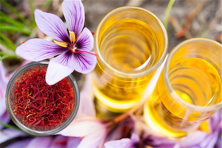 safran (épice) - An arrangement of saffron threads, saffron flowers and dissolved saffron in glasses Photographie de stock - Premium Libres de Droits, Code: 659-08905332
