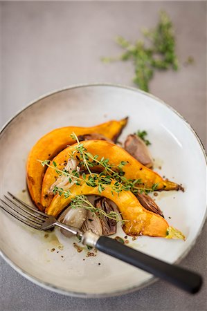 Pumpkin wedges with shallots and thyme (detox) Stock Photo - Premium Royalty-Free, Code: 659-08905352