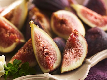 simsearch:659-07598366,k - Fresh red figs (close-up) Photographie de stock - Premium Libres de Droits, Code: 659-08905374