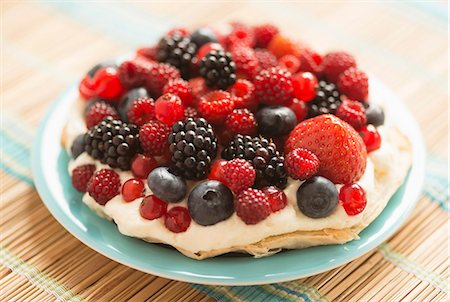 simsearch:659-07068899,k - A berry nest with lemon cream Photographie de stock - Premium Libres de Droits, Code: 659-08905370