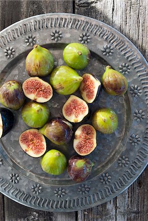 simsearch:659-06671100,k - Fresh figs on a plate Foto de stock - Sin royalties Premium, Código: 659-08905380