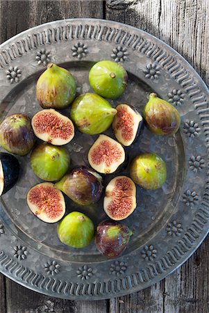 simsearch:659-08905773,k - Fresh figs on a plate Photographie de stock - Premium Libres de Droits, Code: 659-08905380