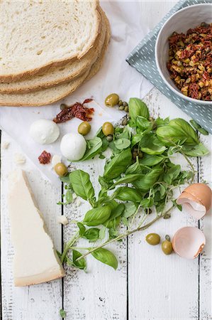 simsearch:659-08905461,k - Ingredients for mozzarella in carozza (Italian fried mozzarella sandwich) Photographie de stock - Premium Libres de Droits, Code: 659-08905383