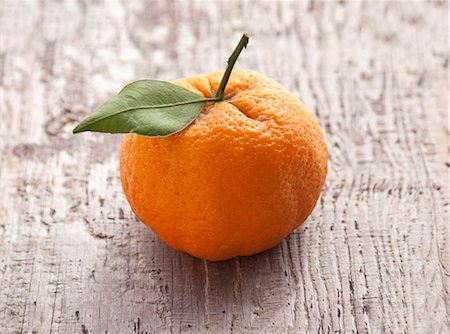 A Shasta Gold mandarin on an old wooden surface Foto de stock - Sin royalties Premium, Código: 659-08905394