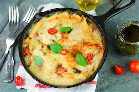 simsearch:659-06903651,k - Lasagna with pesto and cherry tomatoes in a pan Foto de stock - Sin royalties Premium, Código: 659-08905414