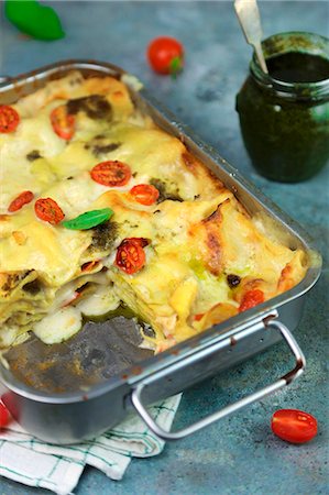 simsearch:659-08906657,k - Lasagne with pesto and cherry tomatoes Foto de stock - Sin royalties Premium, Código: 659-08905415