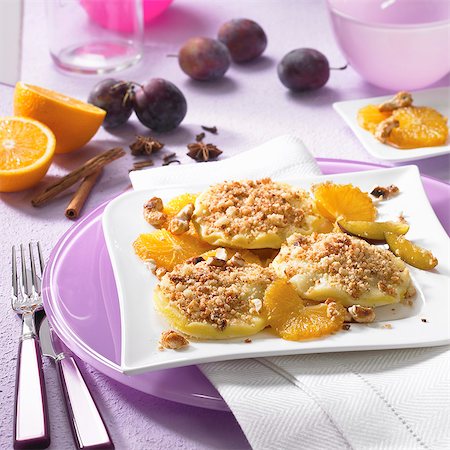 simsearch:659-03533151,k - Powidltaschen (stewed plum pastries) with oranges, plums and nuts Fotografie stock - Premium Royalty-Free, Codice: 659-08905411