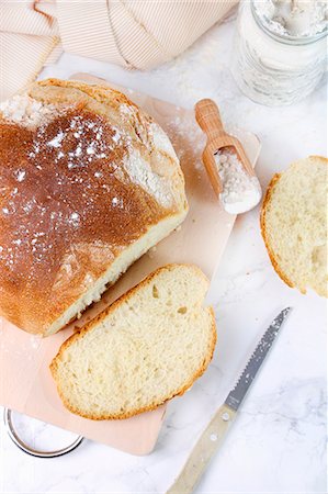 simsearch:659-09124909,k - Home-baked white bread Photographie de stock - Premium Libres de Droits, Code: 659-08905413