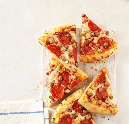 simsearch:659-03529071,k - Slices of pizza with pepperoni sausage and meat Foto de stock - Sin royalties Premium, Código: 659-08905453