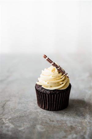 placa de mármol - A chocolate cupcake with white chocolate cream on a marble surface. Foto de stock - Sin royalties Premium, Código: 659-08905465