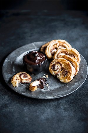 simsearch:659-08147400,k - Puff pastry & cinnamon palmiers with chocolate sauce for dipping Foto de stock - Royalty Free Premium, Número: 659-08905467