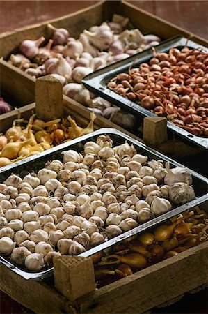 Crates and trays containing different types of onions and garlic Stock Photo - Premium Royalty-Free, Code: 659-08905460