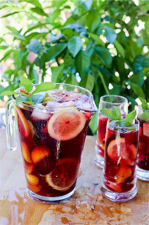 spanish drink - Sangria in a pitcher and in glasses Photographie de stock - Premium Libres de Droits, Code: 659-08905494